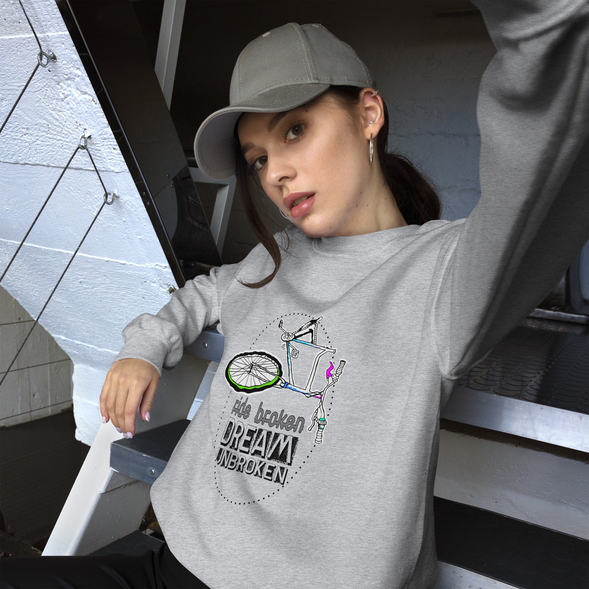 sudadera gris con una bicicleta abandonada es para ti. Su diseño discreto pero único hará que destaques sin esfuerzo. ¡Versátil y cómoda para cualquier ocasión!
