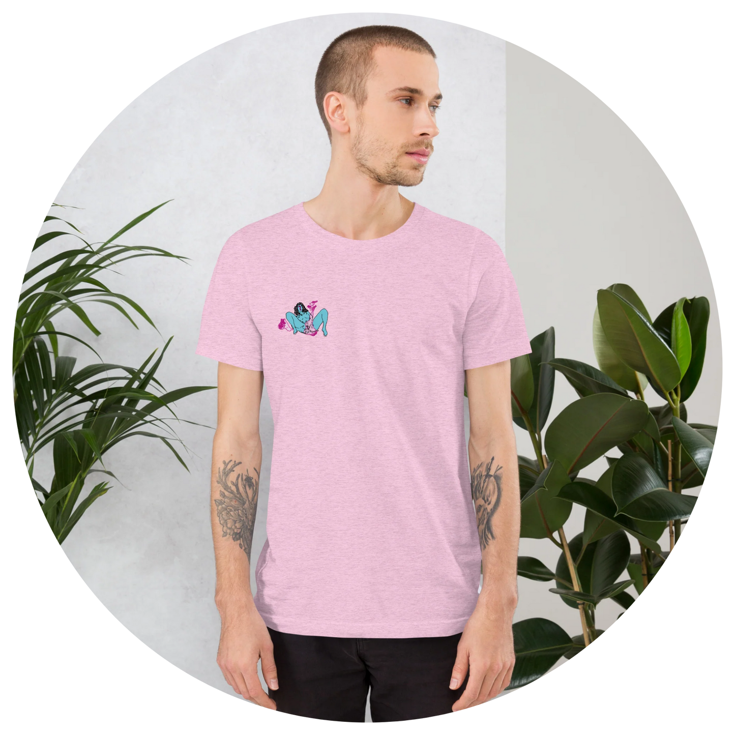 Camiseta unisex rosa, con ilustración pequeña y discreta de mujer con tono celeste