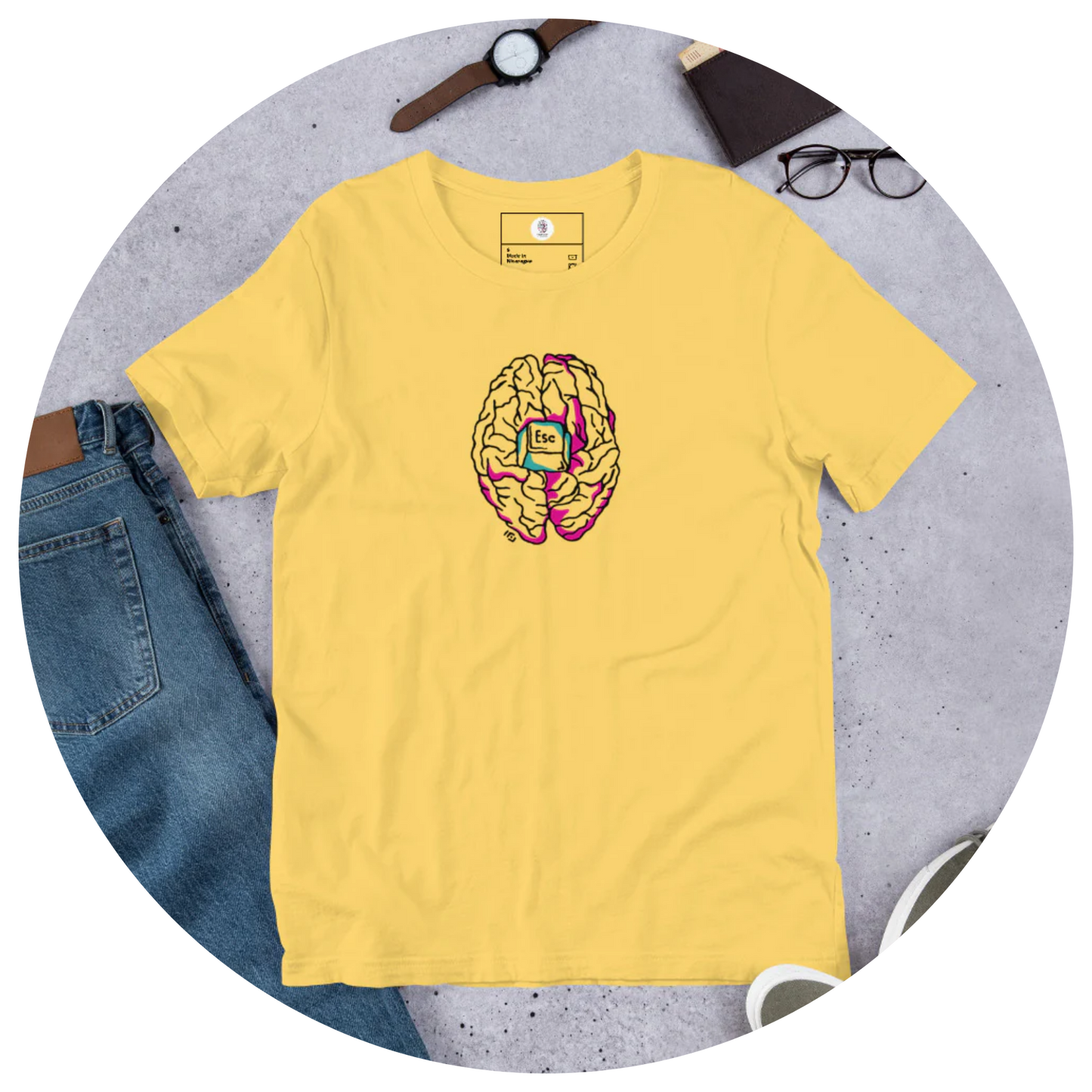 Camiseta amarilla con una ilustración minimalista de un cerebro, mindfulness