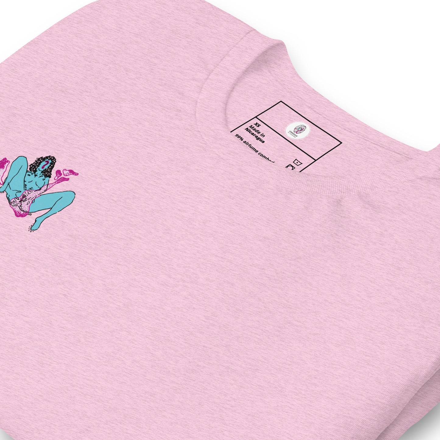 Camiseta unisex rosa, con ilustración pequeña y discreta de mujer con tono celeste